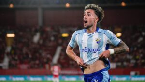 Jugador del M&aacute;laga celebrando un gol en un partido de f&uacute;tbol