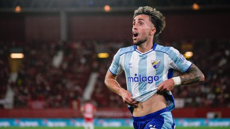Jugador del M&aacute;laga celebrando un gol en un partido de f&uacute;tbol