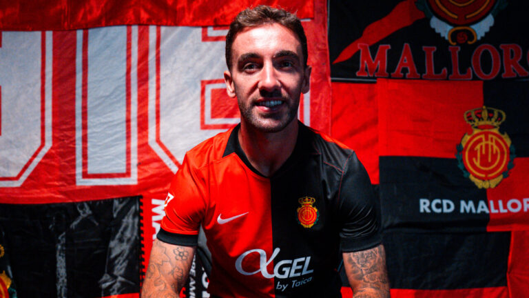 El Mallorca presenta una camiseta in&eacute;dita para la temporada 2026-2027