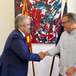 Dos hombres estrechan la mano en un encuentro oficial en Mallorca.