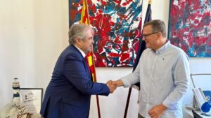 Dos hombres estrechan la mano en un encuentro oficial en Mallorca.