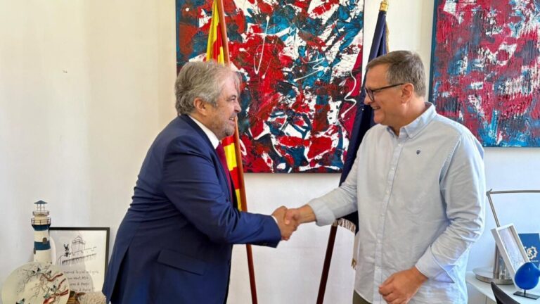 Dos hombres estrechan la mano en un encuentro oficial en Mallorca.