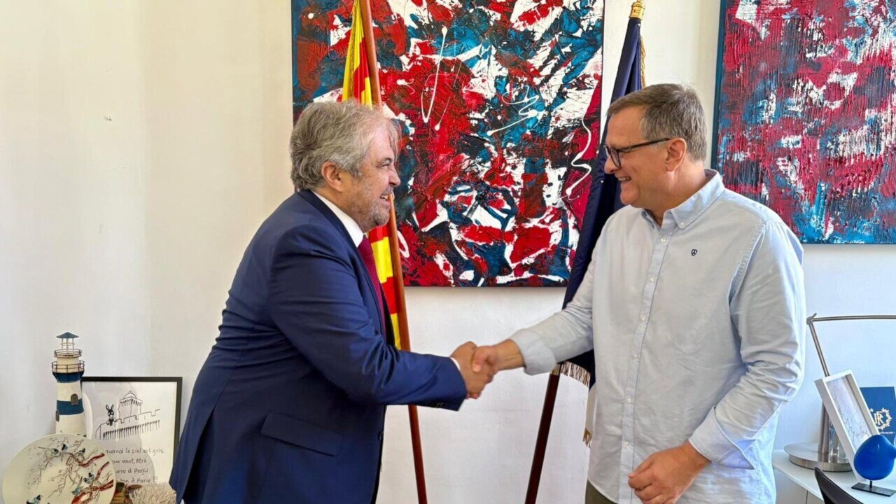 Dos hombres estrechan la mano en un encuentro oficial en Mallorca.