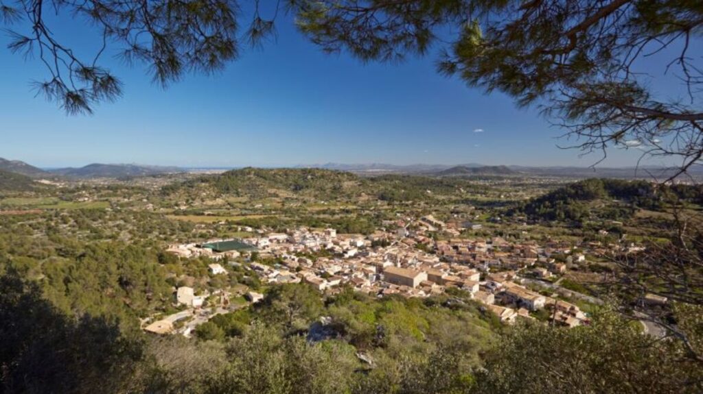 Vista panor&aacute;mica del pueblo de Mancor de la Vall en Mallorca
