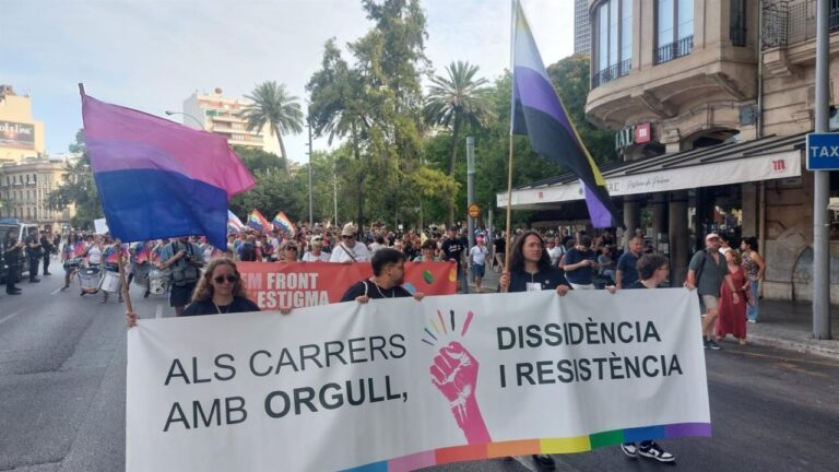 Manifestaci&oacute;n de Ben Amics por el D&iacute;a del Orgullo LGTBIQ+ en Palma.