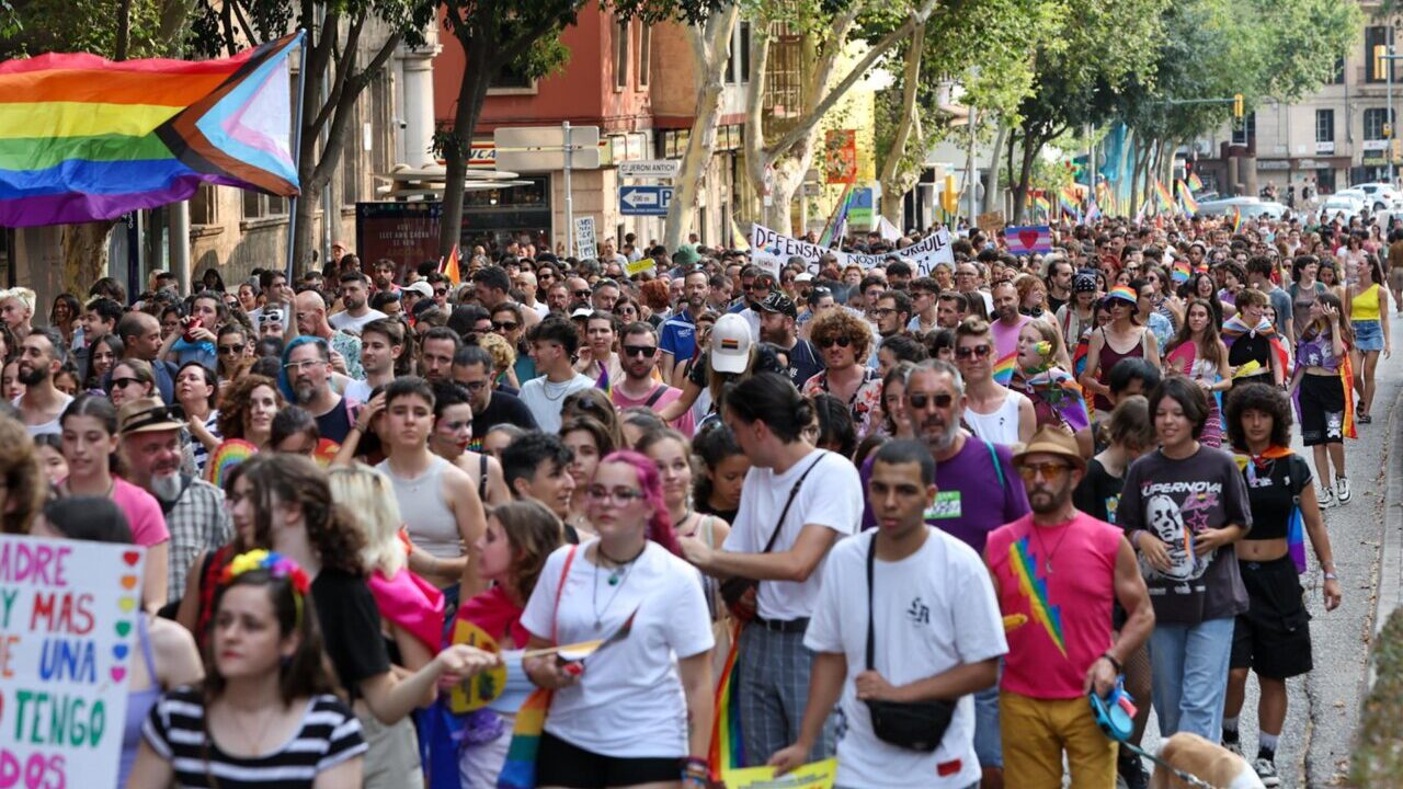 Cientos de personas marchando durante la manifestaci&oacute;n del Orgullo LGTBIQ+ en Palma.