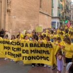 Manifestación de educadoras de 0-3 en Palma con pancartas amarillas.