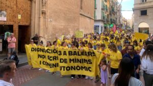 Manifestaci&oacute;n de educadoras de 0-3 en Palma con pancartas amarillas.