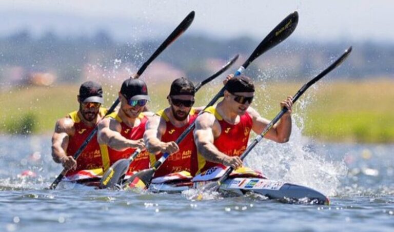 Equipo español de K4 compitiendo en el europeo de piragüismo