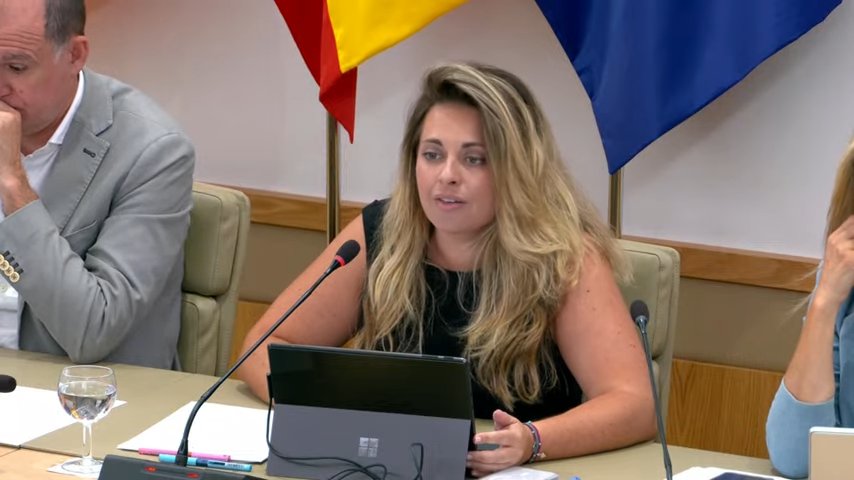 Maria de Lluc Fornas hablando en el Parlament de les Illes Balears