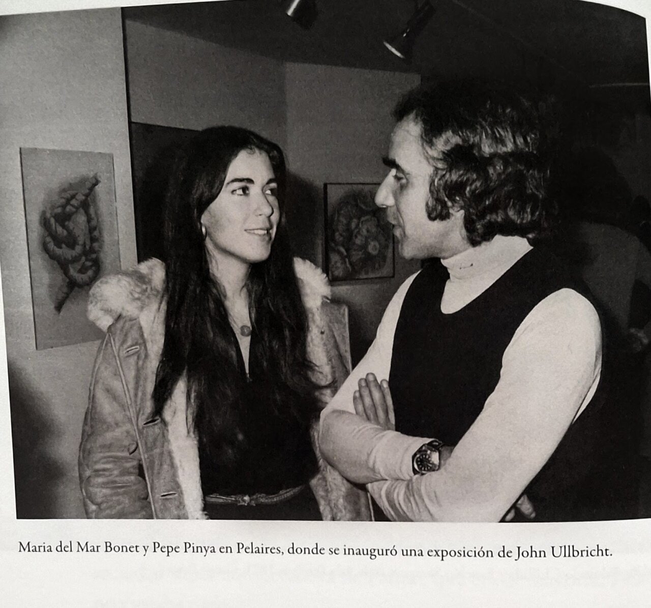 Maria del Mar Bonet y Pep Pinya conversando en una exposición de arte.