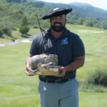 Mario Galiano sosteniendo un trofeo en el campo de golf de Meaztegi