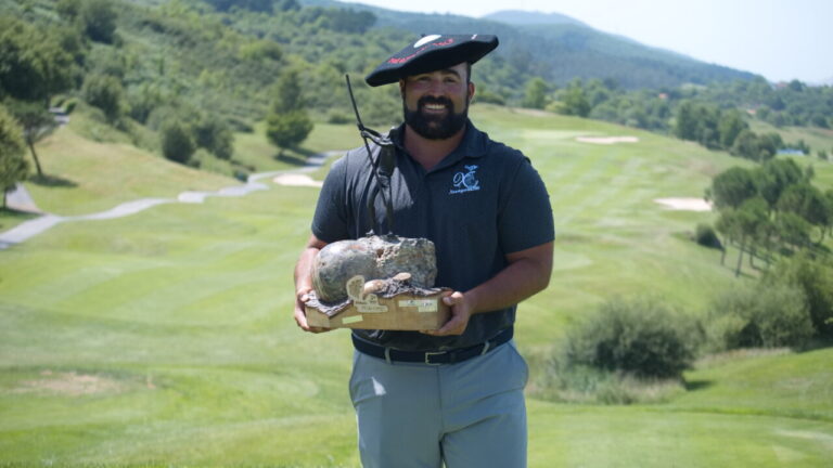 Mario Galiano sosteniendo un trofeo en el campo de golf de Meaztegi