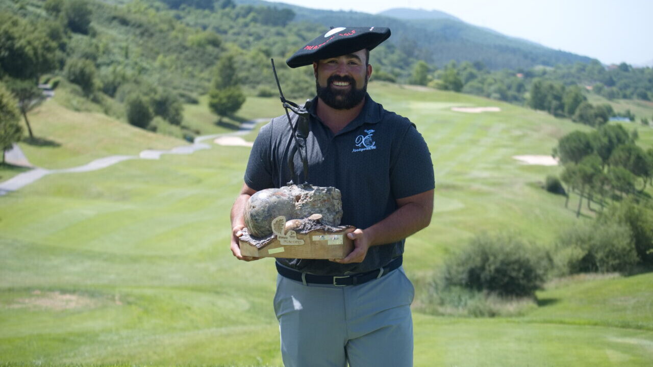 Mario Galiano sosteniendo un trofeo en el campo de golf de Meaztegi