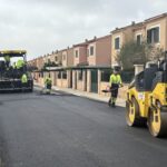 Trabajadores asfaltando calles en Marratx&iacute; con maquinaria pesada