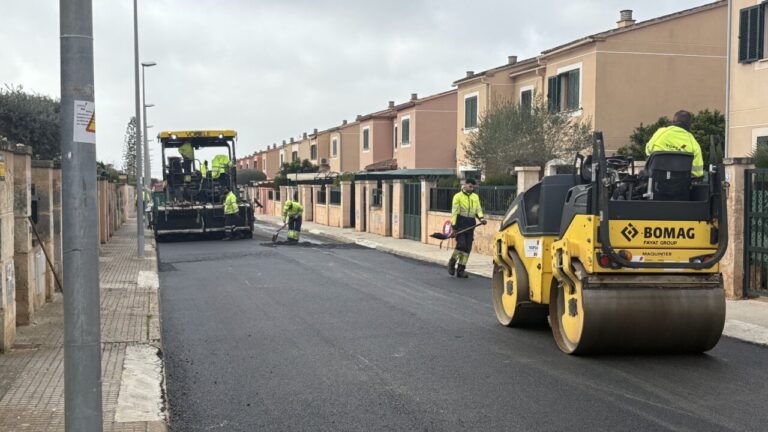 Trabajadores asfaltando calles en Marratx&iacute; con maquinaria pesada
