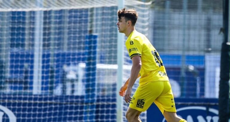 Martí Payeras en acción durante un partido de fútbol