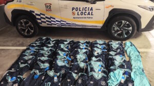 La Polic&iacute;a Local de Palma intercepta a un vendedor ambulante con 76 prendas falsificadas
