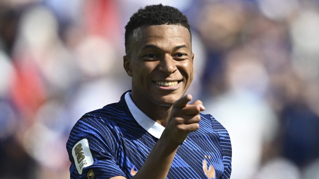 Kylian Mbapp&eacute; sonr&iacute;e tras anotar un gol en el Mundial.