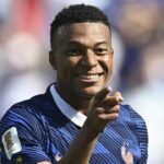 Kylian Mbappé sonríe tras anotar un gol en el Mundial.