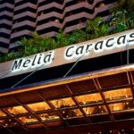 Fachada del hotel Meli&aacute; en Caracas iluminada de noche