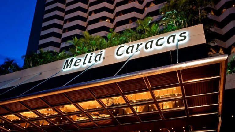 Fachada del hotel Meli&aacute; en Caracas iluminada de noche
