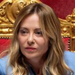 Giorgia Meloni en una reunión política con documentos en la mano