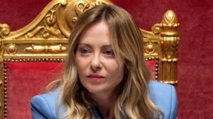 Giorgia Meloni en una reuni&oacute;n pol&iacute;tica con documentos en la mano