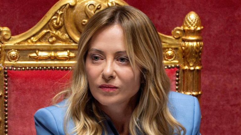 Giorgia Meloni en una reunión política con documentos en la mano