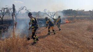 Jornada de emergencia en Mallorca: un menor herido en un incendio y un conductor atrapado en un accidente