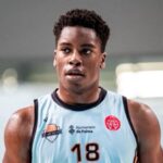 Michael Enabulele en acción durante un partido de baloncesto