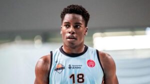 Michael Enabulele en acci&oacute;n durante un partido de baloncesto