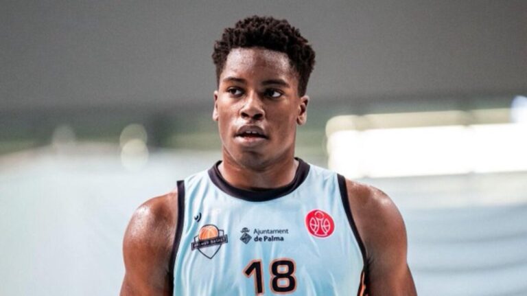 Michael Enabulele en acci&oacute;n durante un partido de baloncesto