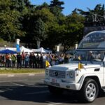 León XIV saluda a la multitud durante la misa en la Plaza de Cibeles