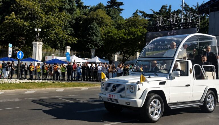Le&oacute;n XIV saluda a la multitud durante la misa en la Plaza de Cibeles