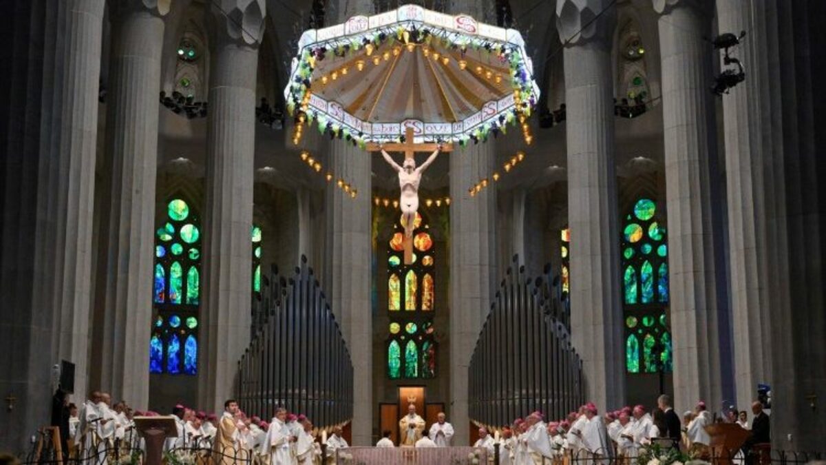 El papa Le&oacute;n XIV celebra misa en la Sagrada Familia con autoridades presentes
