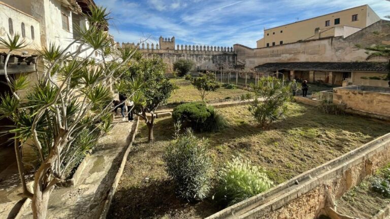 Vista de los jardines del Monasterio de Santa Isabel en Mallorca