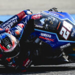 Izan Guevara compitiendo en Moto2 en una curva