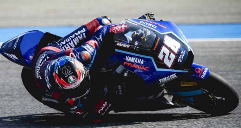 Izan Guevara compitiendo en Moto2 en una curva