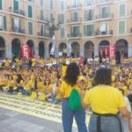 Educadoras de escoletes en Palma durante una movilizaci&oacute;n con pancartas