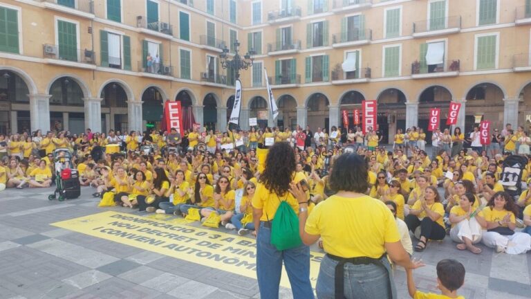 Educadoras de escoletes en Palma durante una movilización con pancartas