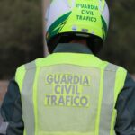 Agente de la Guardia Civil de Tr&aacute;fico en una carretera