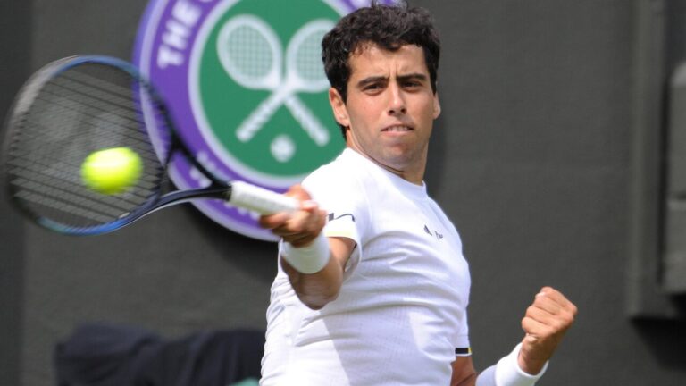 Jaume Munar golpeando una pelota de tenis en Wimbledon