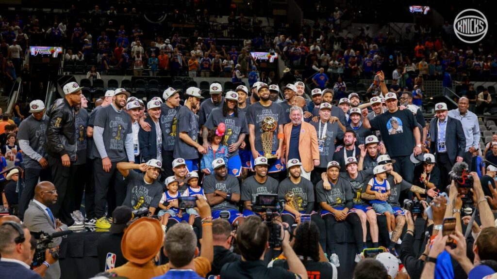 Celebraci&oacute;n del equipo New York Knicks tras ganar el campeonato de la NBA en 2026.