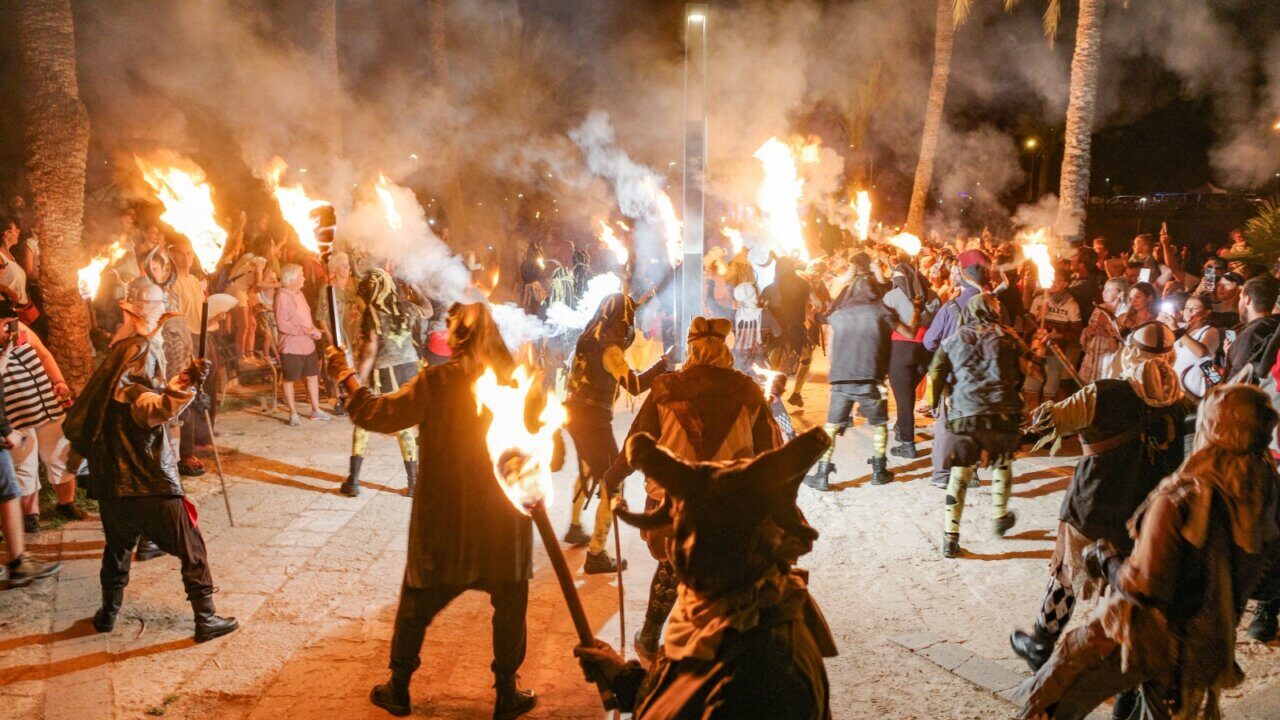 Celebración de la Nit de Sant Joan con fuego y tradiciones en Mallorca