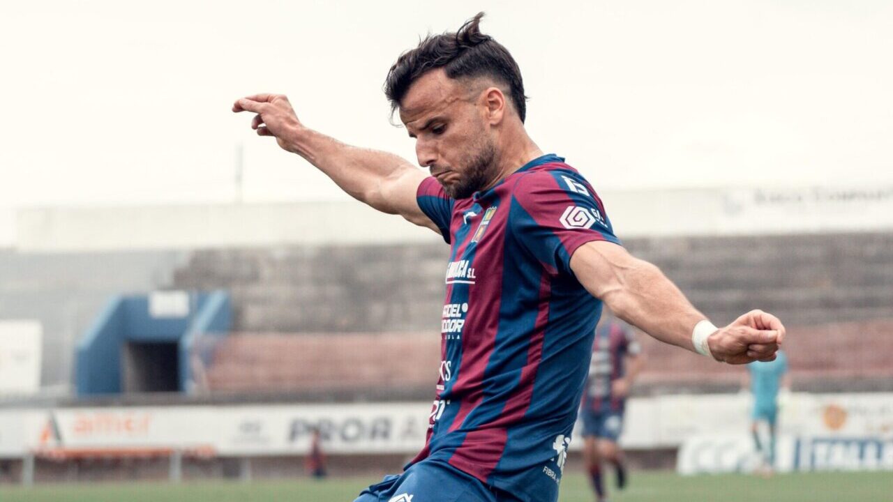 Nofre Riera jugando al f&uacute;tbol con el Atl&eacute;tico Baleares