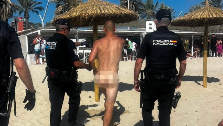 Tres j&oacute;venes se enfrentan a 750 euros de multa por hacer nudismo en la Playa de Palma