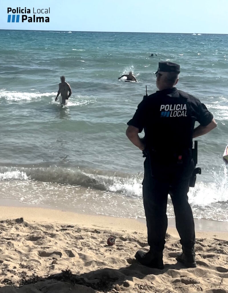 Policía Local observa a turistas practicando nudismo en la playa