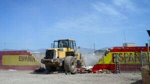 Maquinaria pesada derribando construcciones ilegales en Son Banya
