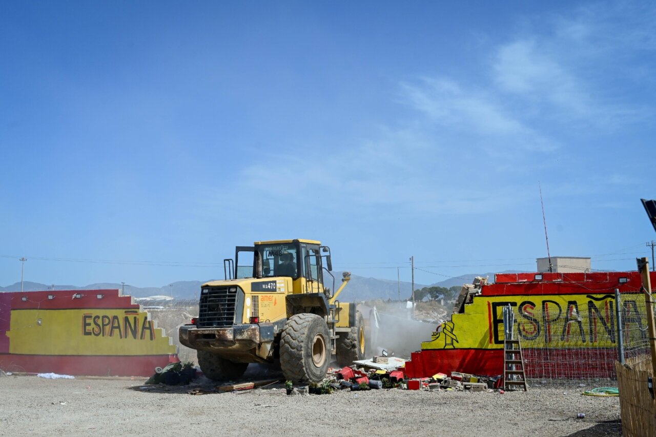 Maquinaria pesada derribando construcciones ilegales en Son Banya